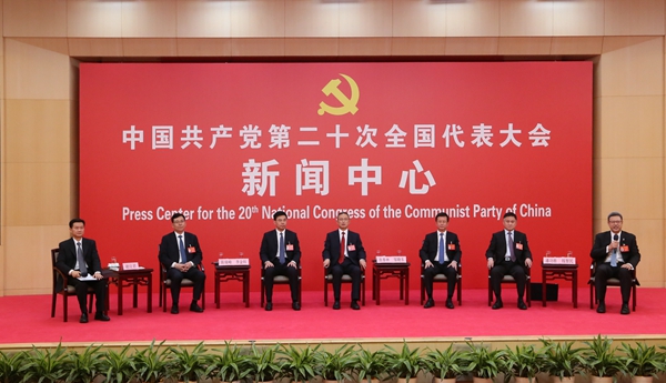 中央企業(yè)系統(tǒng)（在京）代表團吳燕生李紹杰代表走上“黨代表通道”接受采訪